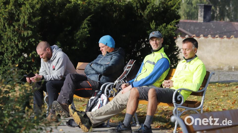 Nach dem Marsch: Erholung in der Sonne. Aber man beachte: Nach dem Marsch ist vor dem Marsch. Der dritte Schlackenmarsch im Oktober 2022 ist bereits geplant. Bild: mfh