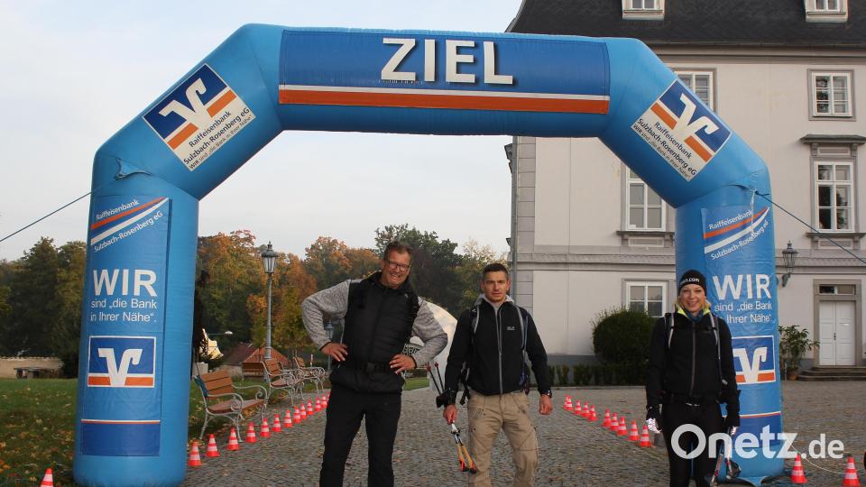 Geschafft: Frank Kokott (links) sowie Waldemar und Olga Beidin sind die 100 Kilometer in 22 Stunden gelaufen. Bild: mfh