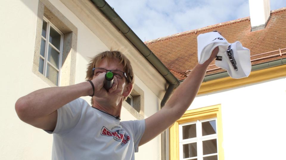 Stefan Thar, der Vorsitzende des Schlackenvereins, schwor die Teilnehmer auf die nicht einfache Aufgabe ein, 100 Kilometer in 24 Stunden zurückzulegen. &quot;Und die weißen Mützen sollen dann unser Zeichen sein.&quot; Bild: mfh