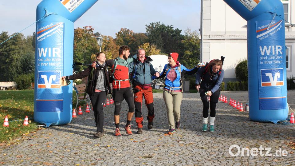Wer die 100 Kilometer geschafft hat, ist im Ziel – im Schlosshof im tschechischen Tachov – erschöpft, aber auch erleichtert. Bild: mfh
