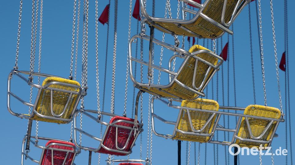 Noch sind die Sitze im Kettenkarussell leer, am Freitag soll sich das ändern. Bild: Wolfgang Steinbacher