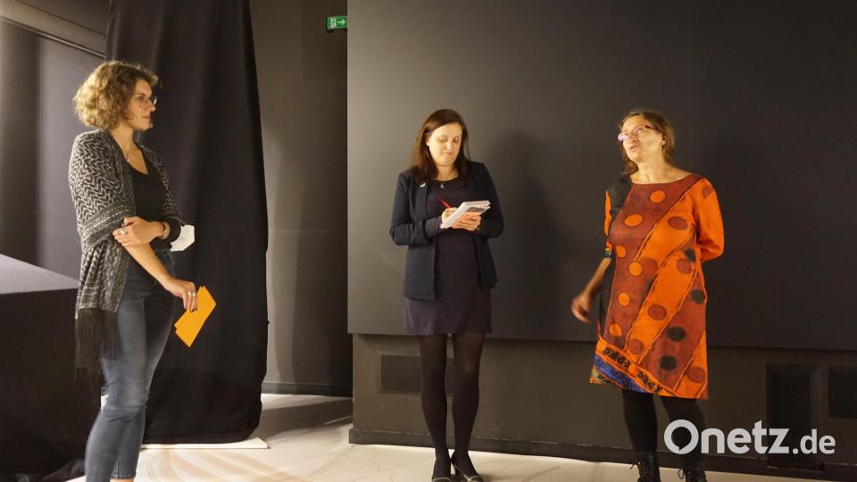 Moderatorin Sophia Hutzler (links) nach den Film „Libussa Unbound“ im Gespräch mit Dokumentarfilmerin Taťána Marková (rechts). Dolmetscherin Šárka Kuthanová in der Mitte übersetzt. Bild: eib