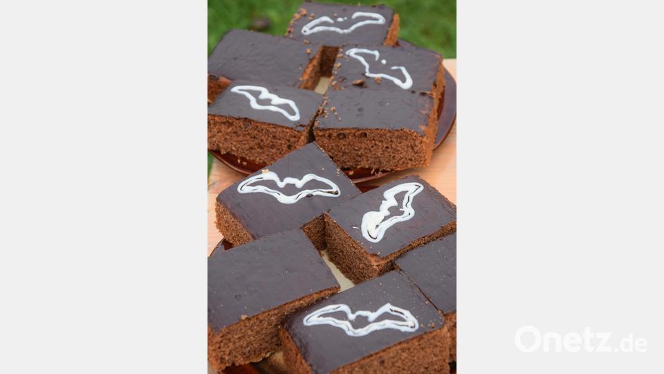 Zur Stärkung gibt es den echten Hohenburger Fledermaus-Gewürzkuchen. Bild: bö