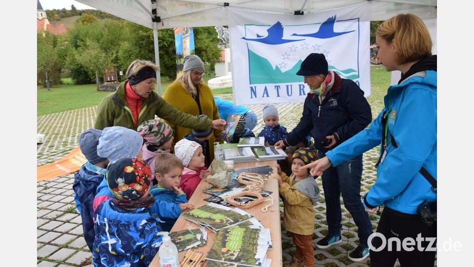 Für die passende Kulisse zum Premierenlauf Natura 2000 sorgen auch die Kindergartenkinder. Bild: bö