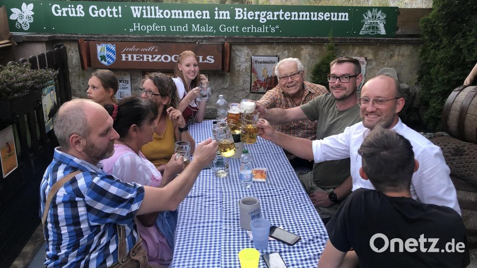 Erwin Kraus (hinten, rechts) stößt mit Familie und Freunden auf die Eröffnung des Biergartenmuseums im Bochviertel an. Bild: ksa
