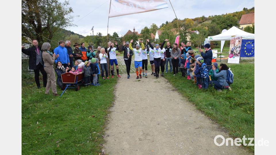 An der Uferpromenade in Hohenburg startet die Laufgruppe auf den Weg zum ersten Tagesziel in Kallmünz. Bild: bö