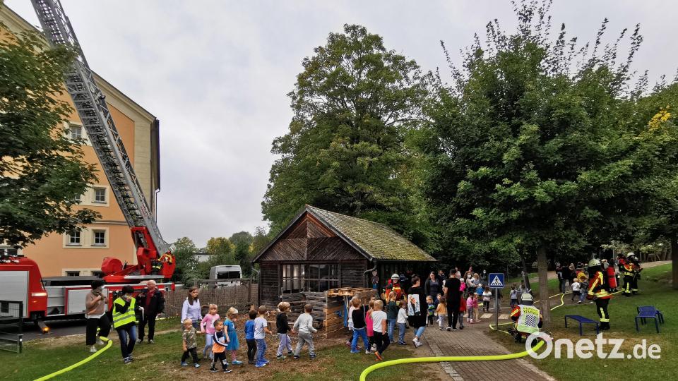 Mit Spannung verfolgten die Kindergartenkinder den Übungseinsatz der Feuerwehr Kemnath. Davor übten die Kinder die Evakuierung des Gebäudes im Brandfall und verließen mit ihren Betreuerinnen über die Fluchtwege den Kindergarten. Bild: mde