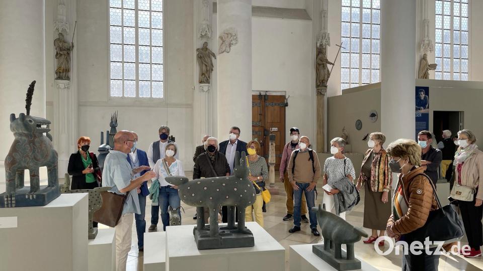 Der Förderverein des Oberpfälzer Künstlerhaus besucht die Ausstellung &quot;Peter Mayer - Totems und Fabelwesen - Reise ins Paradies&quot; in Landshut. Bild: Gerhard Goetz