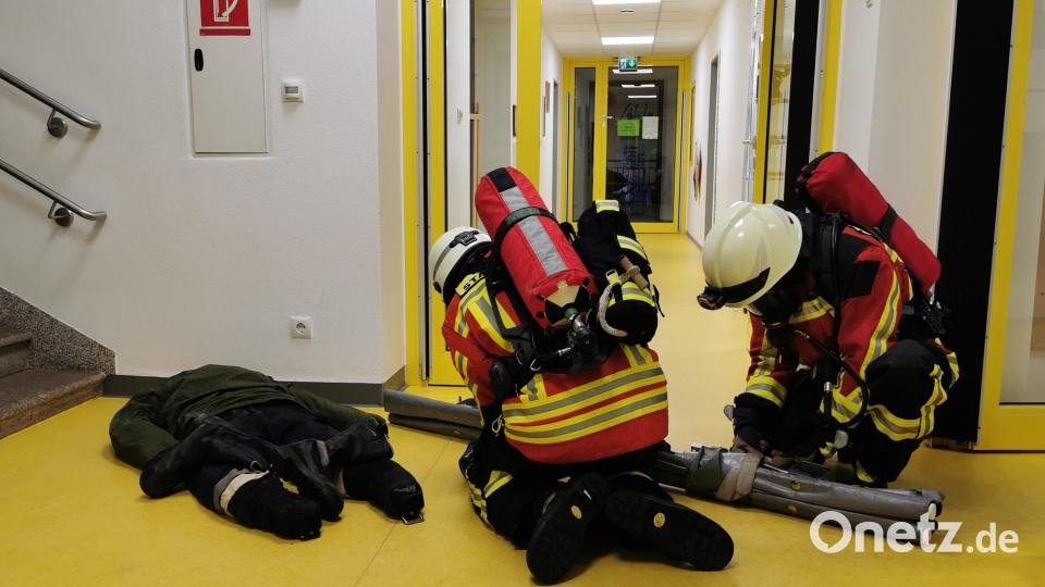 Eine &quot;Person&quot; wird durch einen Atemschutztrupp der Feuerwehr Kemnath aus dem Kemnather Kindergarten gerettet. Bild: mde