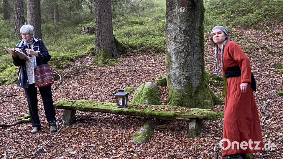 Hexe (Katrin Wolf) mit Erzählerin Gertraud Zeitler. Bild: Kultur- und Festspielverein/exb