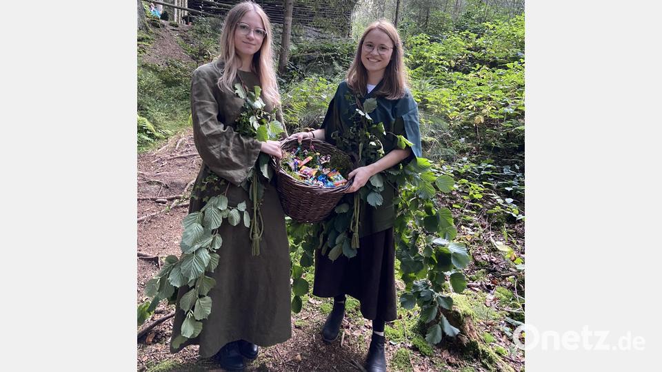 Die &quot;Hulzfrala&quot; Magdalena Zintl und Lena Gleißner. Bild: Kultur- und Festspielverein/exb