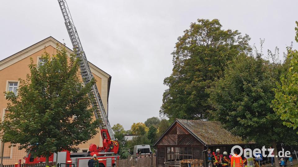 Zahlreiche Gerätschaften wurden aus dem Löschfahrzeug gepackt, die Drehleiter aufgebaut und einige Schläuche ausgerollt. Männer und Frauen der Kemnather Feuerwehr waren mit Atemschutz ausgerüstet. Bild: mde
