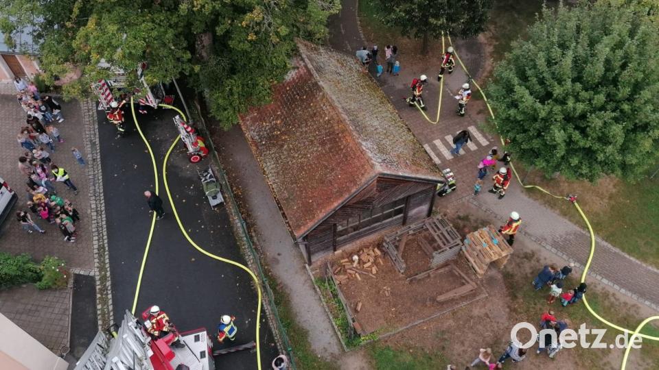 Gemeinsame Übung des Kindergartens der Kindertagesstätte Kita Li-La-Löhle und der Feuerwehr Kemnath. Während die Einsatzübung für die Feuerwehr einen &quot;hohen Übungswert&quot; hatte, so war es für die Kinder ein &quot;hoher pädagogischer Lerneffekt&quot;. Bild: mde