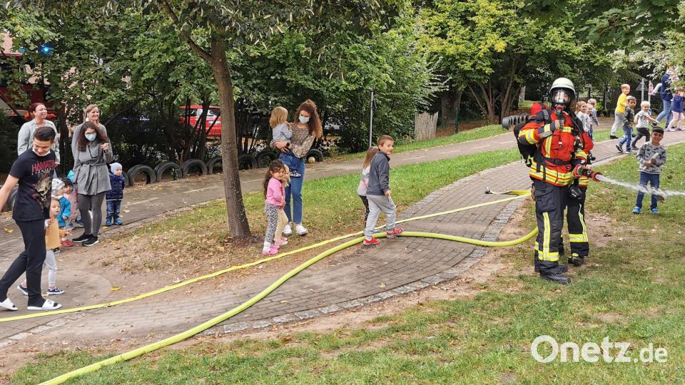 Feuerwehrleute mit Atemschutzgeräten und Masken ausgerüstet im &quot;Löscheinsatz&quot;. Besser vertraut ist den Kindern da eher &quot;Feuerwehrmann Sam&quot;. Nun wissen die Kinder aber auch wie &quot;die echten Feuerwehrleute bei einem echten Einsatz&quot; aussehen. Bild: mde