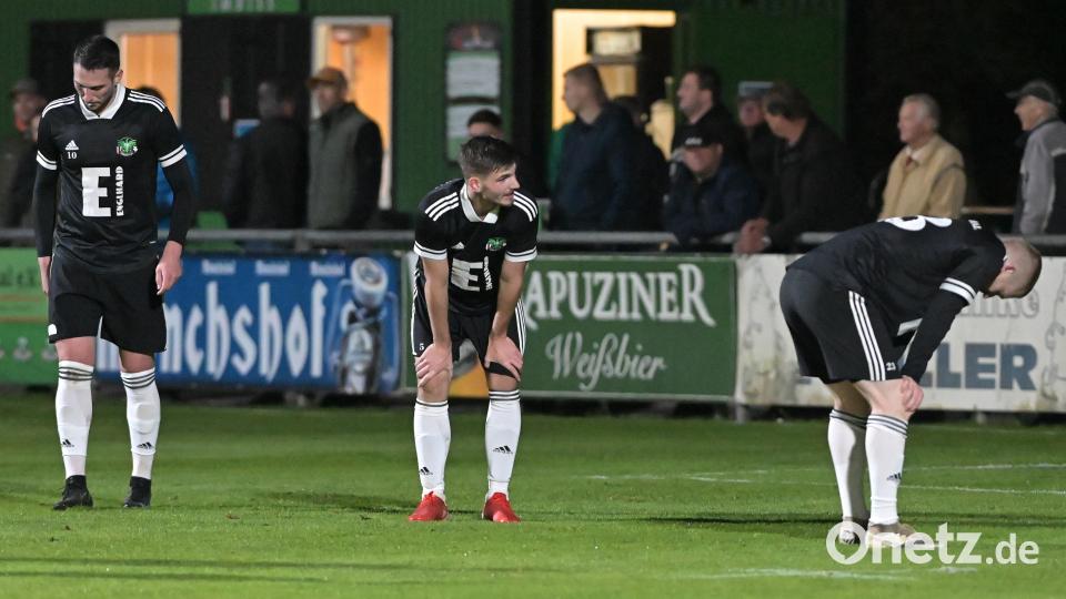 Aber so was von bedient: Mergim Bajrami, Marco Kaiser und Raffael Kobrowski (von links). Die DJK Ammerthal wurde am Freitagabend vom SV Seligenporten regelrecht auseinandergenommen. Bild: ref