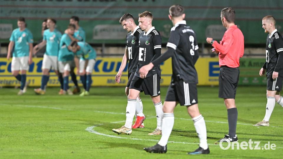 Während die Spieler des SV Seligenporten (links hinten) das 0:3 feiern, traben die Ammerthaler Kicker völlig bedient zum Anstoß (von links): Marco Kaiser, Andre Karzmarczyk, Mergim Bajrami und rechts Raffael Kobrowski. Bild: ref