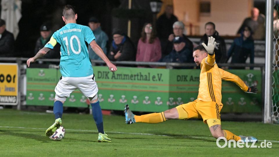 Da kann sich Christopher Sommerer im Tor der DJK Ammerthal noch so strecken, gleich steht es 0:3. Christian Knorr (links), Kapitän des SV Seligenporten, macht&#039;s. Bild: ref