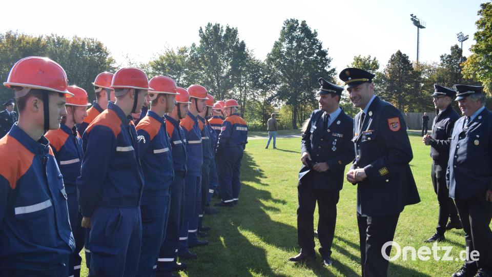 Nach bestandener Abnahme überreichen Kreisbrandrat Christian Demleitner und Kreisbrandmeister Christoph Spörl Urkunde und Abzeichen. Bild: bnr