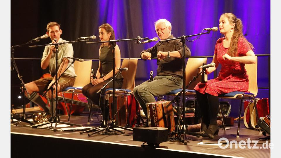 Satiriker mit Biss und Könner an ihren Instrumenten: (von links) Jonas, Tabea, Hans und Sarah Well auf der Bühne in Auerbach. Bild: mfh