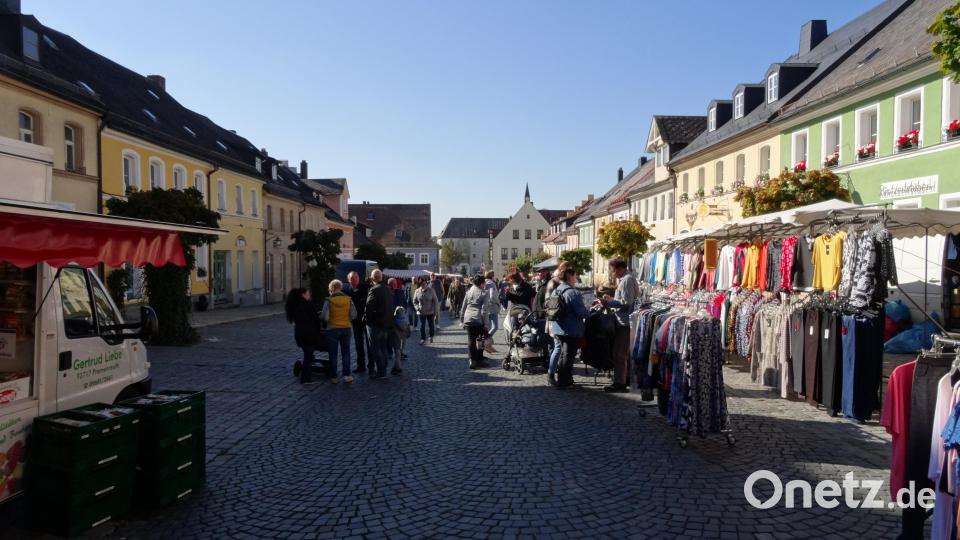 Am Stadtplatz gab es zwischen den Ständen doch einige Lücken. Bild: ak