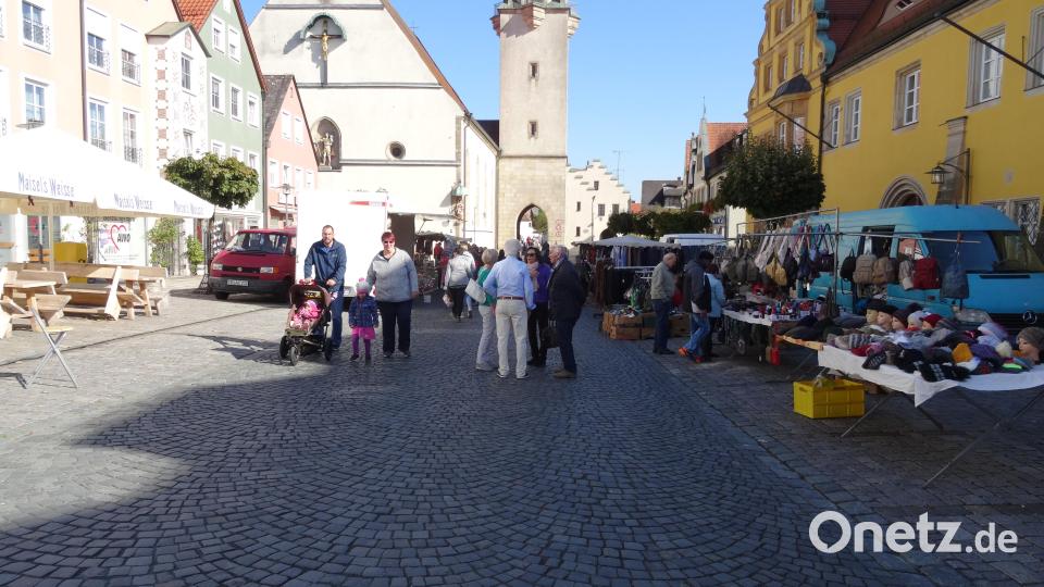 Am Stadtplatz gab es zwischen den Ständen doch einige Lücken. Bild: ak