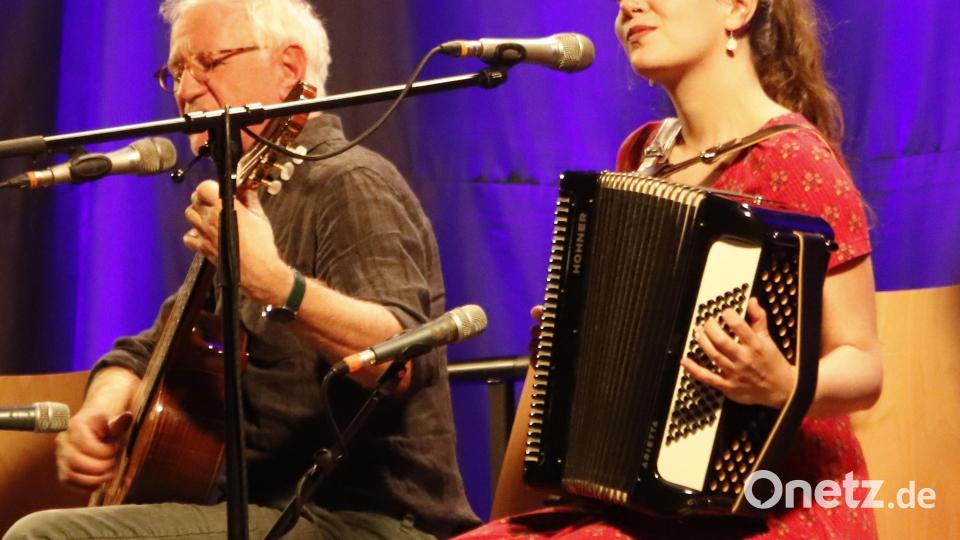 Die Texte von Hans Well (links) sind bayerisch pointiert, zuweilen satirisch-frech, dann wieder machen sie nachdenklich.Wie auch Jonas und Tabea ist seine Tochter Sarah (rechts) ein musikalisches Universalgenie. Bild: mfh
