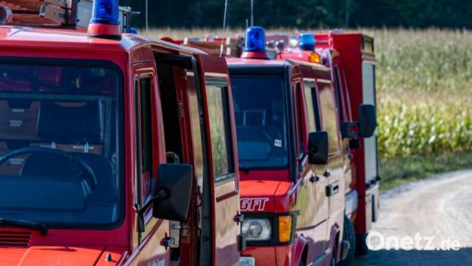 Feuerwehrfahrzeuge stehen an einem Wanderweg. Bei einer Wanderung am tschechischen Berg Cerchov ist am 10.10.2021 ein achtjähriges Mädchen aus Berlin verschwunden. Die Polizei durchkämmt seitdem das unwegsame Waldgebiet an der bayerisch-tschechischen Grenze. Bild: Armin Weigel/dpa