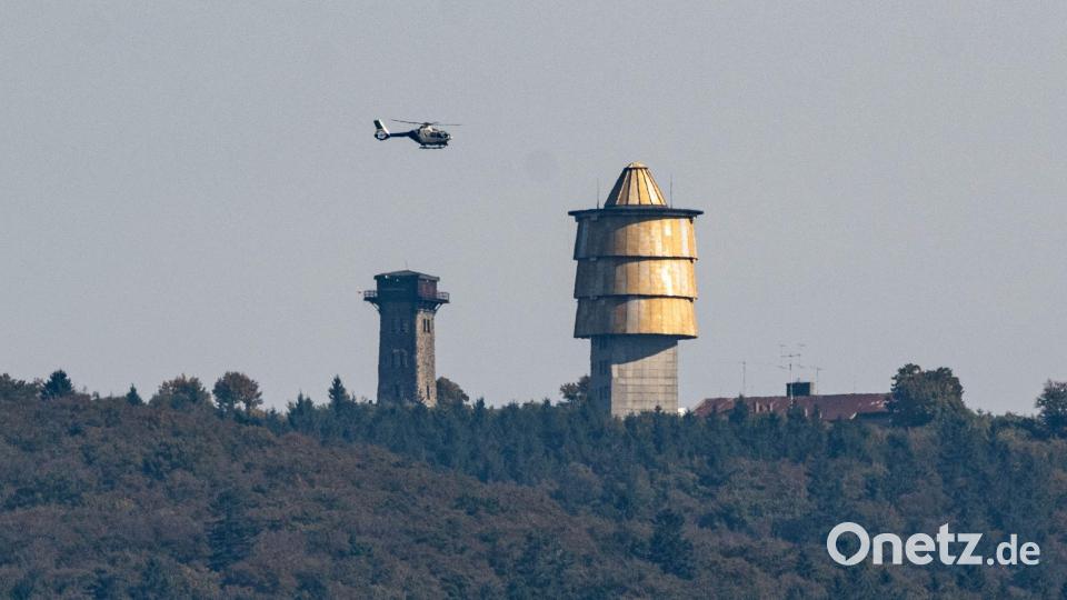 Mit einem Hubschrauber wird am Berg Cerchov nach dem verschwundenen Mädchen gesucht. Bild: Armin Weigel