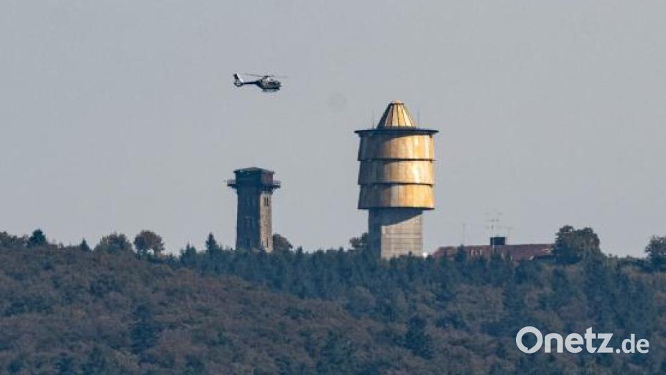 Mit einem Hubschrauber wird am tschechischen Berg Cerchov nach einem Kind gesucht. Bei einer Wanderung am tschechischen Berg Cerchov ist am 10.10.2021 ein achtjähriges Mädchen aus Berlin verschwunden. Die Polizei durchkämmt seitdem das unwegsame Waldgebiet an der bayerisch-tschechischen Grenze. Bild: Armin Weigel/dpa
