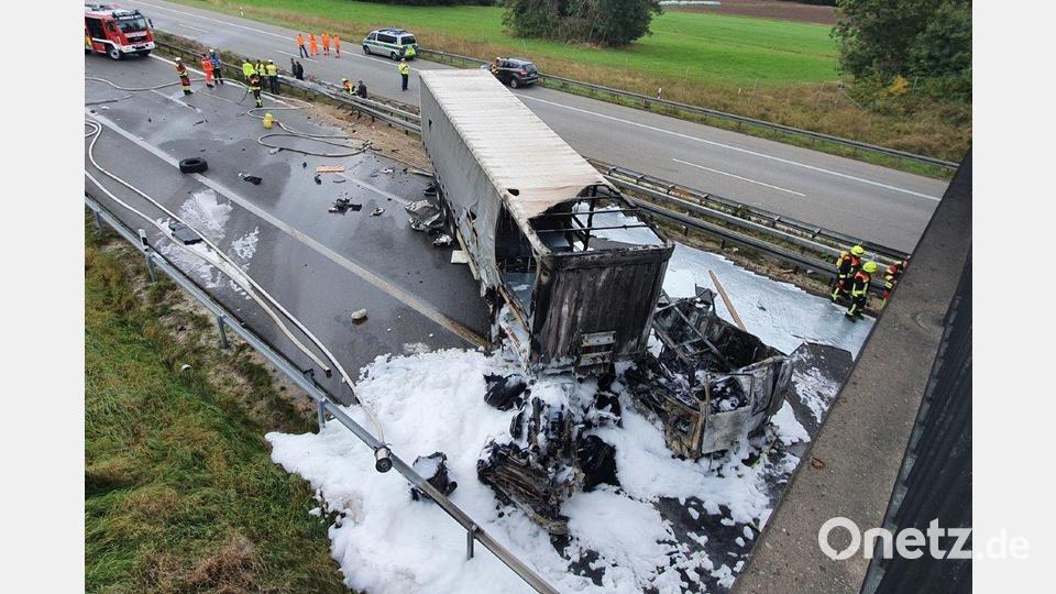 Nach dem Aufprall fängt das Führerhaus des Sattelschleppers sofort Feuer. Auch der Auflieger wurde in Mitleidenschaft gezogen. Bild: vifogra