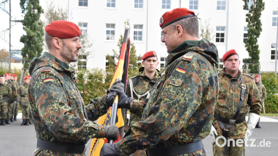Oberstleutnant Thorsten Wallschus (links) erhält von Brigadegeneral Michael Podzus die Truppenfahne und damit das Kommando über das Artilleriebataillon 131. Bild: hcz