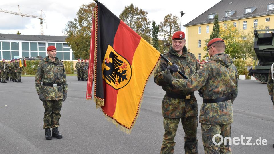 Übergabe der Truppenfahne von Oberstleutnant Sven Zickmantel (rechts) an Oberstleutnant Thorsten Wallschus (hinten). Bild: hcz