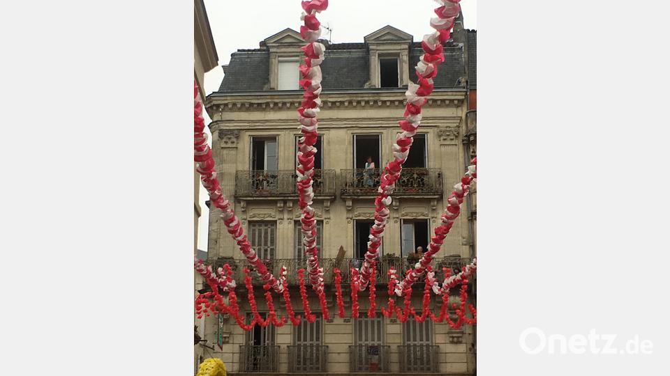 Ambergs Partnerstadt präsentiert sich festlich geschmückt. Viele Freiwillige halfen im Vorfeld mit, die Blumen zu falten. Bild: san
