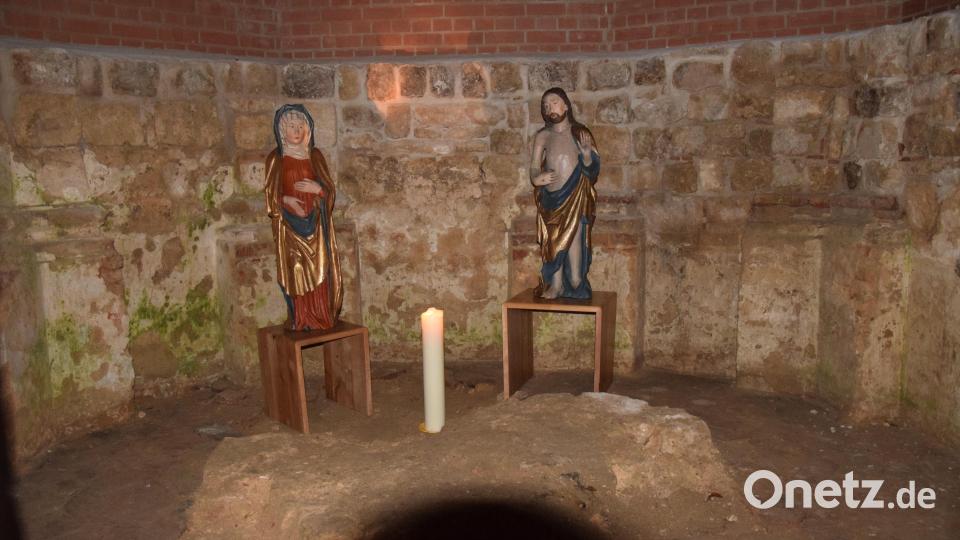 Etwa 500 Jahre sind die beiden Skulpturen der Maria von Bergheim und des auferstandenen Heilands alt. Sie sind im Besitz der Pfarrei St. Ägidius in Schmidmühlen und wurden für einen Tag an ihren alten Standort zurückgebracht. Bild: bö