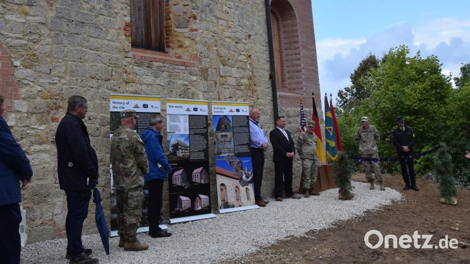 Mit einem Festakt in der ehemaligen Ortschaft Bergheim wurde der Anbau der Apsis an die ehemalige Dorfkirche St. Ägid gewürdigt. Unter den Gästen waren General Joseph Hilbert aus Grafenwöhr, Garrison Manager Christopfer Danbeck und Oberst Anthony Murtha (JMRC) sowie Bürgermeister Peter Braun. Forstdirektor Markus Perpeet (rechts) erzählte aus der Bergheimer Kirchengeschichte. Bild: bö