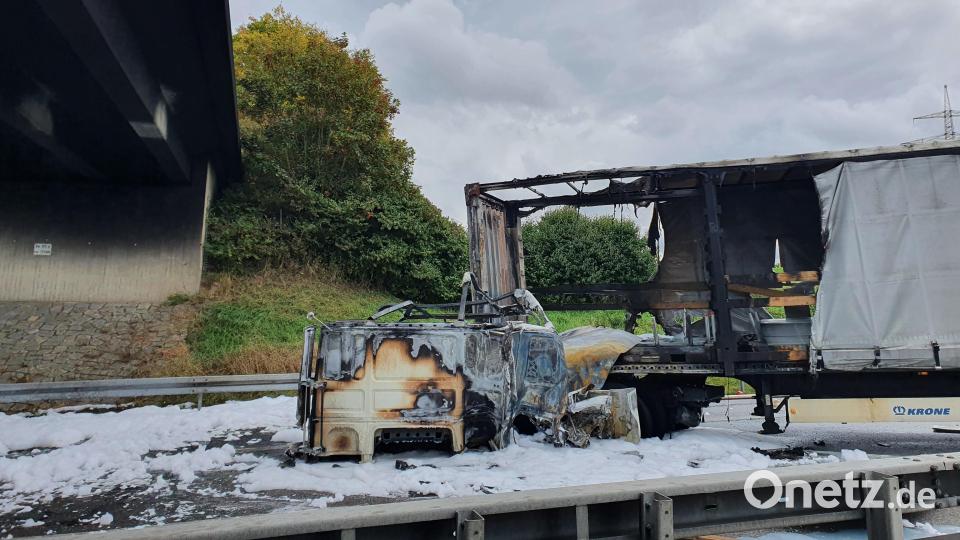 Nach dem Aufprall fing der Lkw sofort Feuer: Bild: Pressestelle der Feuerwehren im Landkreis Schwandorf