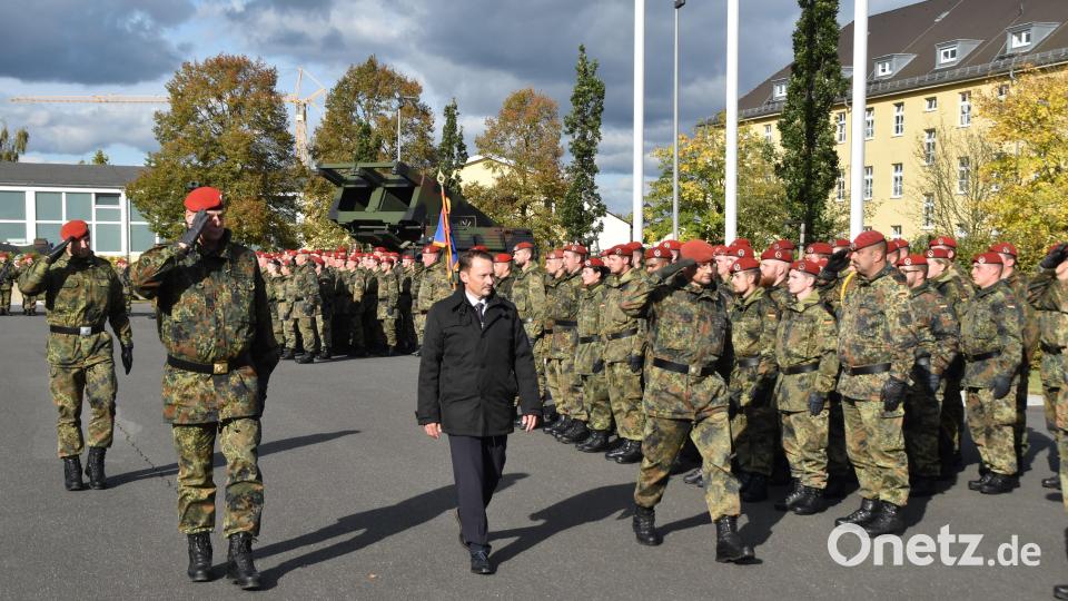 Oberbürgermeister Jens Meyer schreitet zusammen mit General Michael Podzus und den Oberstleutnanten Thorsten Wallschus und Sven Zickmantel die angetretenen Soldaten der fünf Batterien des Bataillons ab. Bild: hcz