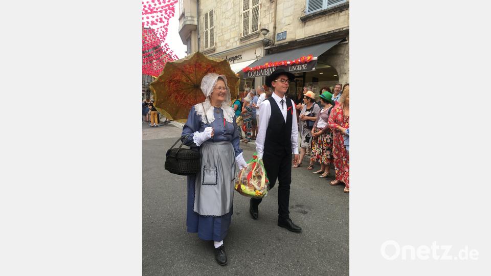 Nicht nur die Amberger tragen Tracht, auch die Franzosen sind in traditionelle Gewänder gehüllt. Bild: san