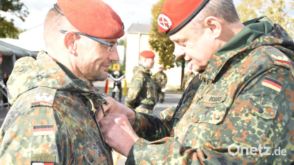 Für seine Verdienste zeichnete Brigadegeneral Michael Podzus (rechts) Oberstleutnant Sven Zickmantel mit der Ehrennadel der Division aus. Bild: hcz