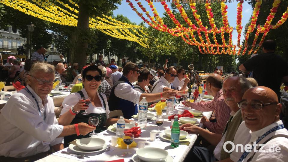 Auf dem Platz Tourny kommen rund 800 Menschen zusammen und nehmen eine traditionelle Mahlzeit ein. Mittendrin: die Amberger Delegation. Bild: san