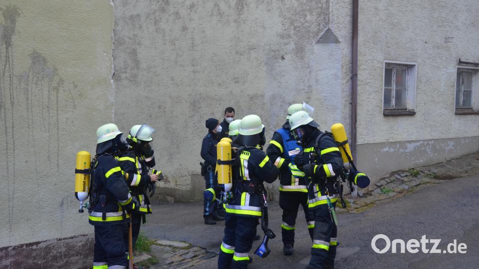 Mit schwerem Atemschutz rückten Feuerwehrleute in das Gebäude vor. Bild: dob