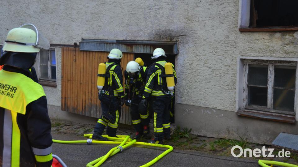Ein Großaufgebot an Einsatzkräften rückte am Donnerstag in Tännesberg an, da Rauch aus einem leerstehenden landwirtschaftlichen Nebengebäude aufstieg. Bild: dob