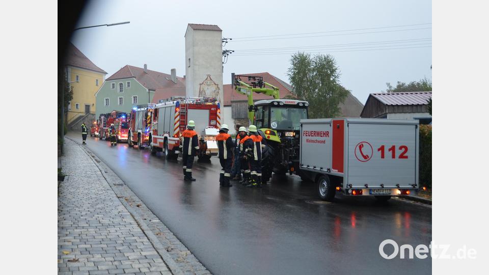 Bis zum Ortsbeginn reihten sich die Feuerwehren mit ihren Einsatzfahrzeugen auf. Bild: dob