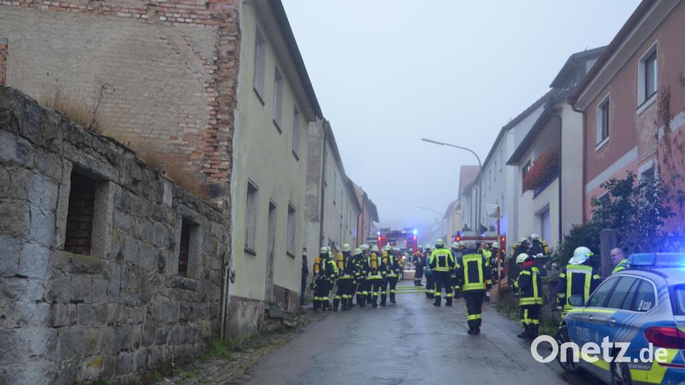 Ein Großaufgebot an Einsatzkräften rückte am Donnerstag in Tännesberg an, da Rauch aus einem leerstehenden landwirtschaftlichen Nebengebäude in der Hafnergasse aufstieg. Die Ermittlungen der Polizei ergaben, dass wohl Kinder oder Jugendliche das Feuer entfacht hatten. Bild: dob