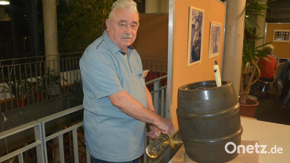 Hans Stingl sorgte am Ausschank für ein schnelles Befüllen der Gläser. Bild: jr