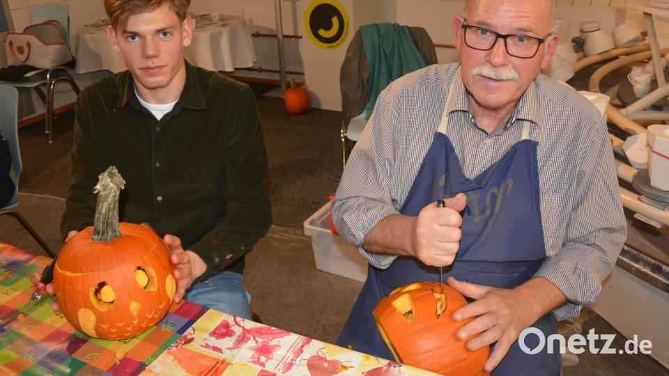 Die Mitterteicher Schnitzer gaben Kürbissen ein Gesicht. Bild: jr