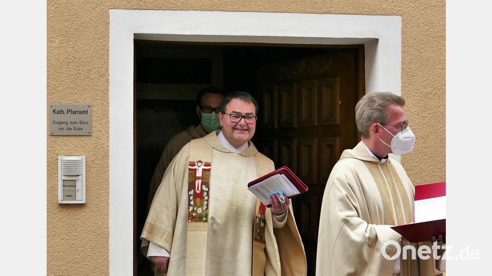 Pfarrer Mader wird von Dekan Christian Schulz am Pfarrhaus abgeholt. Bild: wbe