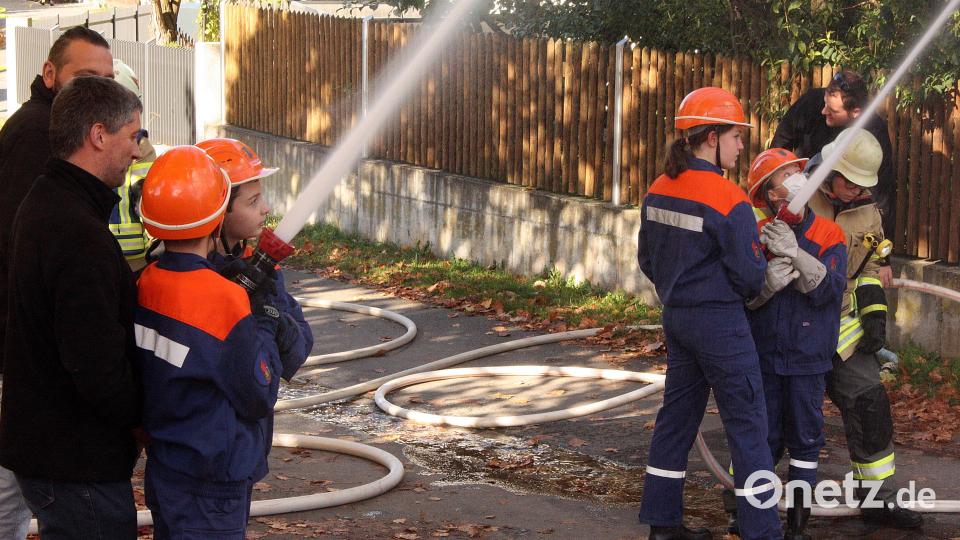 Mindestens in Zweierteams demonstrieren die Nachwuchsfeuerwehrleute den Löschangriff. Bild: zer