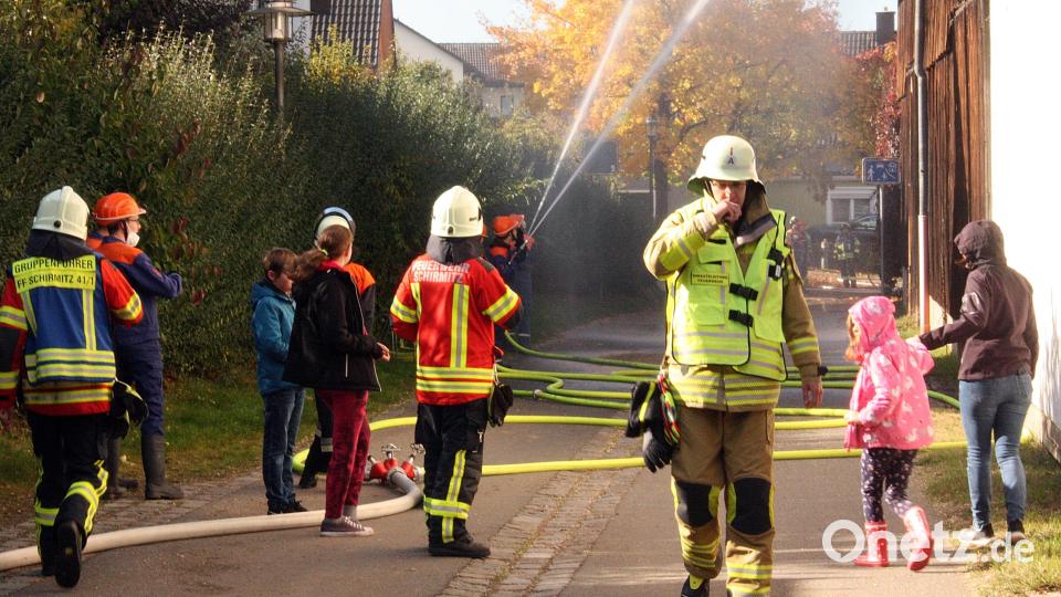 Wasser marsch bei der Übung des Feuerwehrnachwuchses in Pirk. Bild: zer