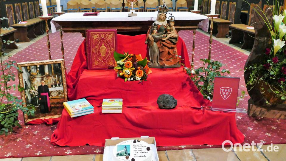Vor dem Altar liegen symbolische Gaben. Bild: wbe